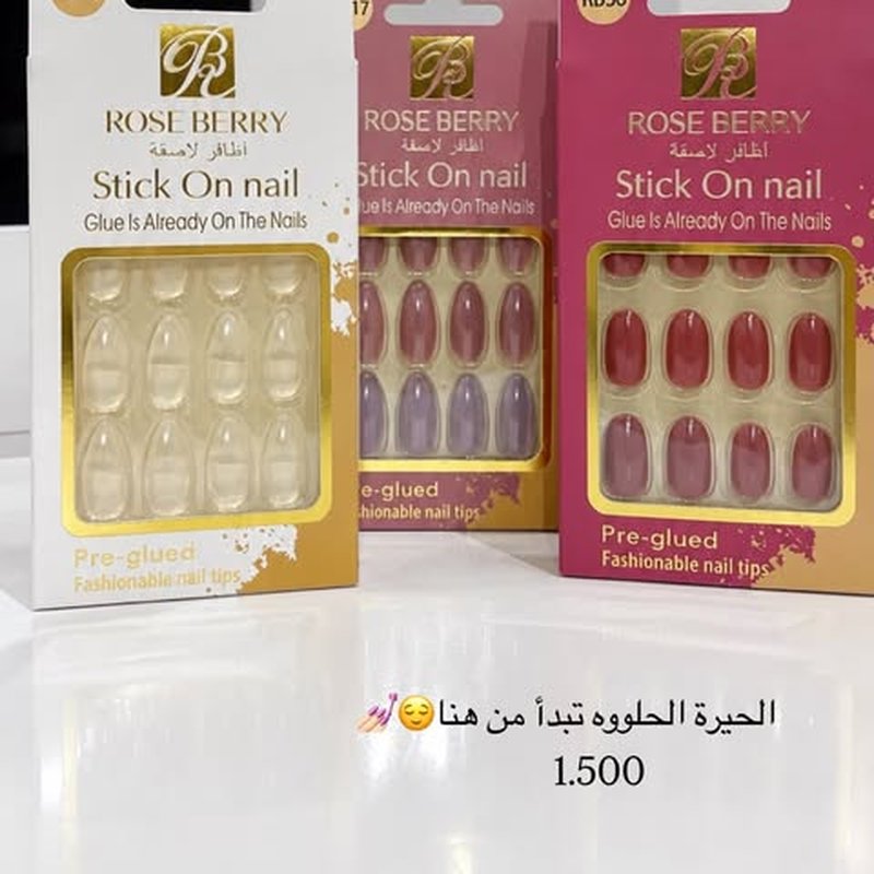 أظافر لاصقة روز بيري
