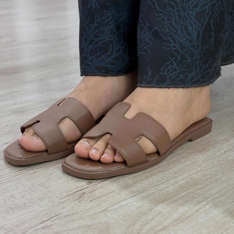 نعال بني كلاسيك